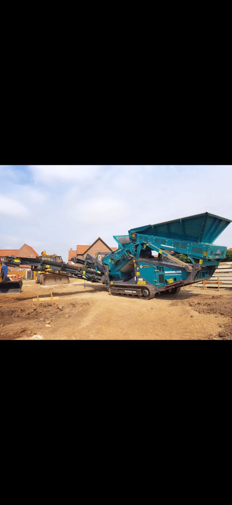 Mobile screening machine separating rhizomes from excavated soil on a development site